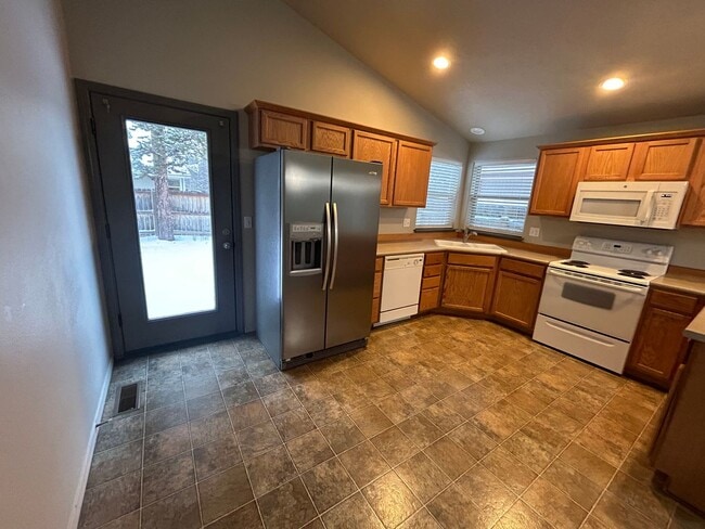 Building Photo - Recently Updated 2 Bedroom Home