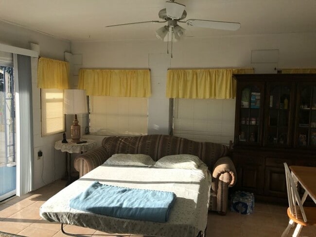 Primary Photo - 1601 Dolphin Dr