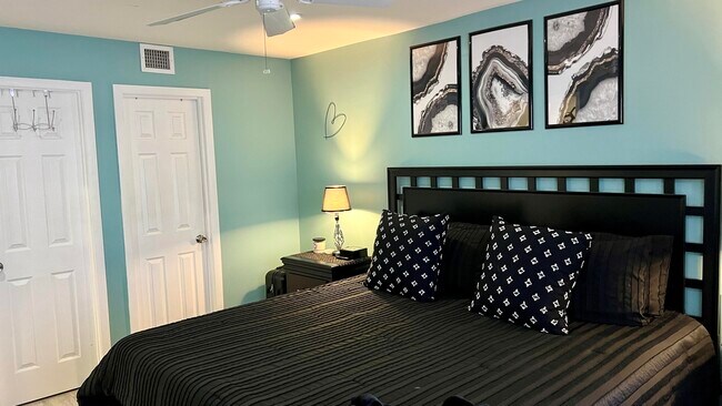 Building Photo - 140 S Cypress Rd