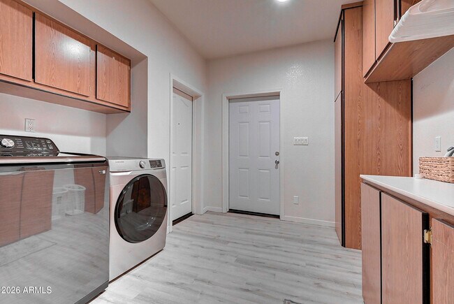 Building Photo - 1027 W 19th St