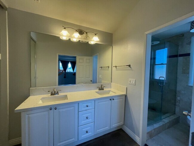 Building Photo - Light Bright 4 bedroom in Irvine
