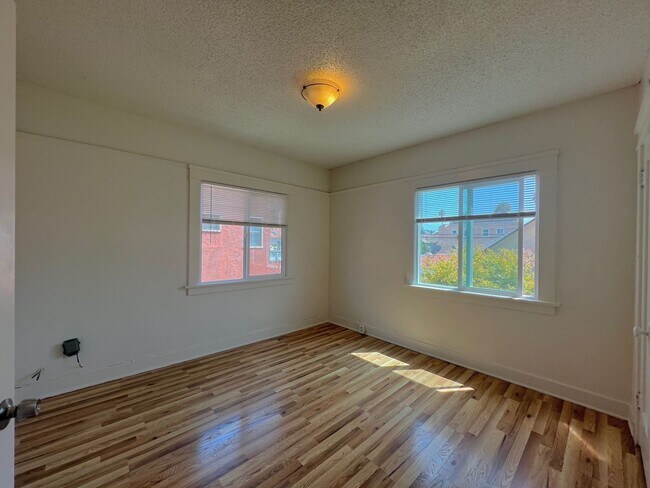 Building Photo - *Available Now! 1 Bedroom Apartment Walkin...