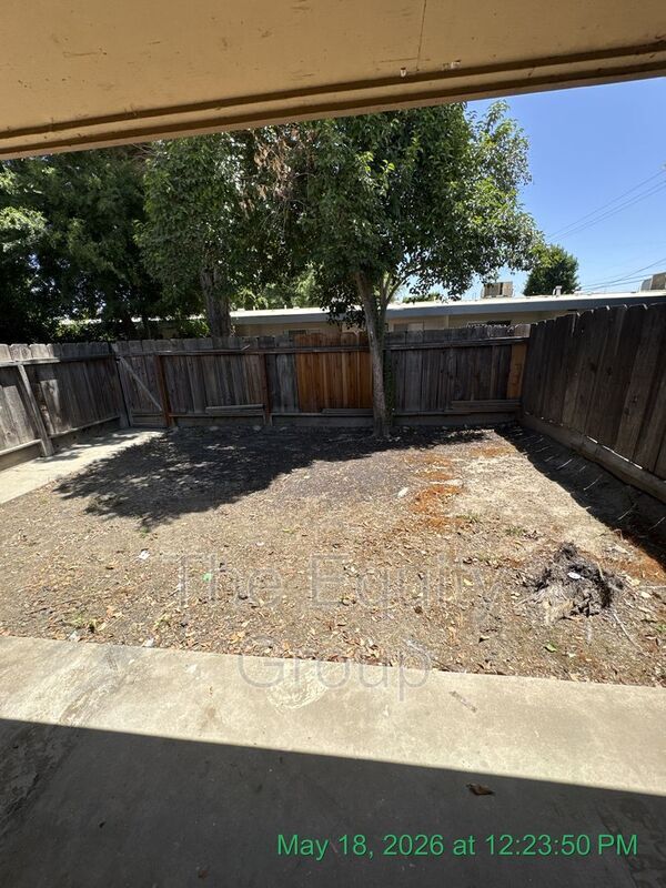 Building Photo - 1140 W Tulare Ave
