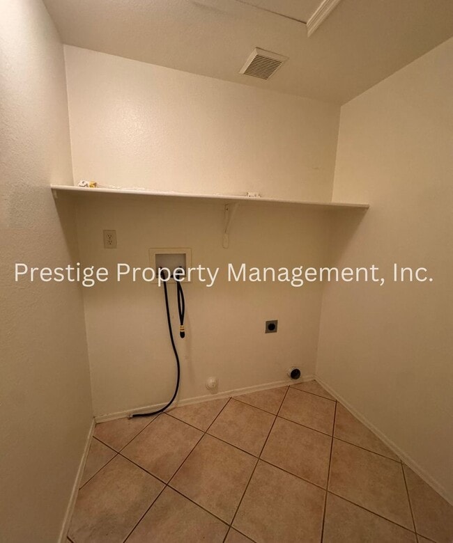 Building Photo - Charming West 2 Bedroom/ 2 Bathroom with a Den is  Waiting For You To Call Home!!