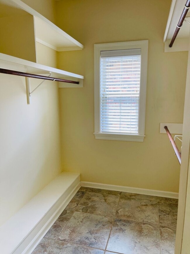Building Photo - 3 Bedroom 2 Bath Home for Lease