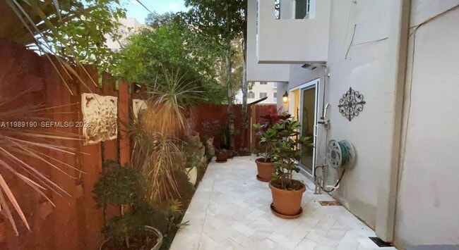 Building Photo - 633 NE 2nd Ave