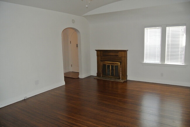 Building Photo - **COMING SOON!!** Spacious 2 Bedroom, 1 Bathroom Home near Convenient Old Town Pittsburg