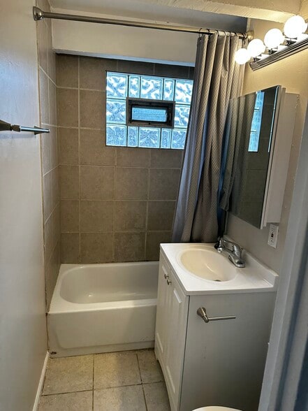 Bath - 4816 S Drexel Blvd
