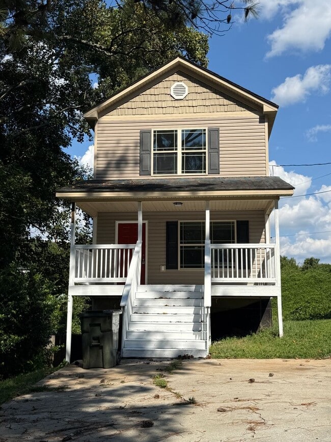 Building Photo - Spacious Two Bedroom Home