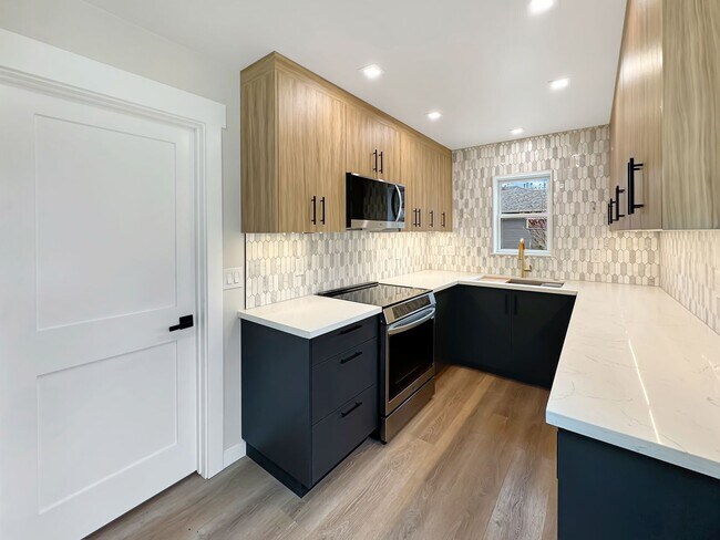 Building Photo - Updated Boise North End Home with Private Balcony, Garage & Easy Access to Trails and Dining