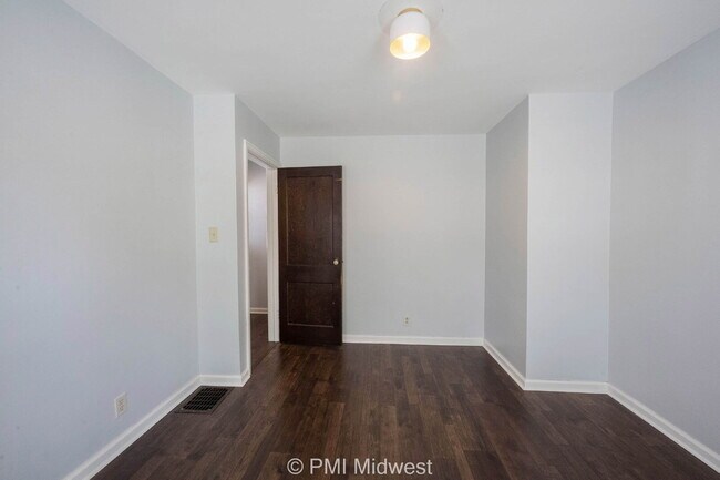 Building Photo - Charming 2 Bed, 1 Bath Duplex with House-L...