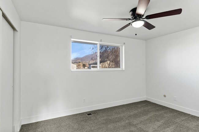 Building Photo - 1335 E Lester Dr