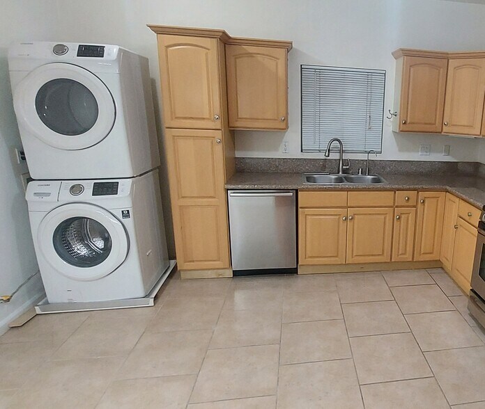 Building Photo - 2818 S Bronson Ave