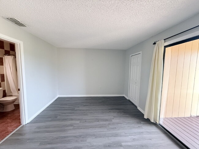 Building Photo - Moving Ready! 2 bedroom and 2 1/2 Bathroom