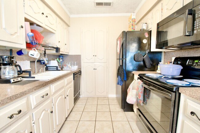 Building Photo - Centrally Located 1 Bedroom Unit