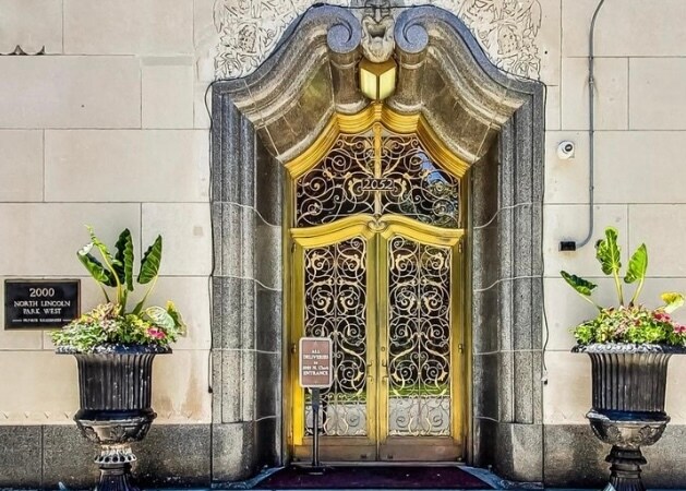 Building Front Entry - 2000 N Lincoln Park W