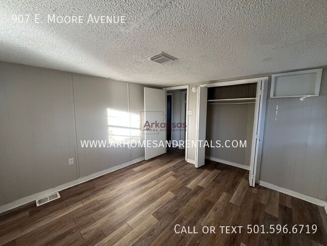 Building Photo - 907 E Moore Ave