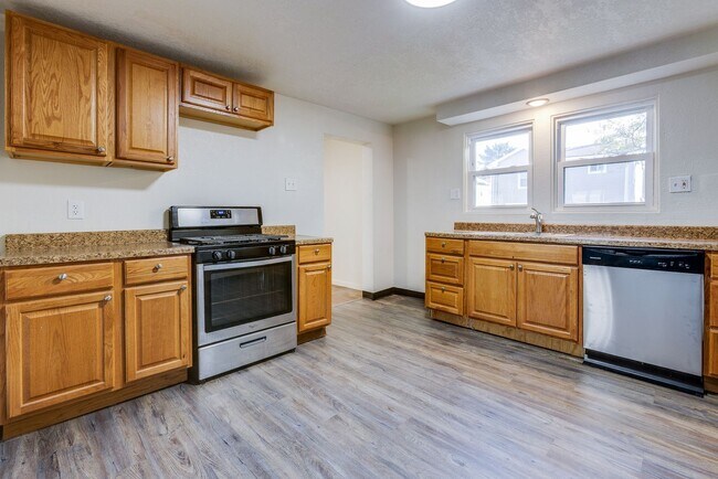 Building Photo - AVAILABLE OCTOBER 15th - Quirky 3+ Bedroom...