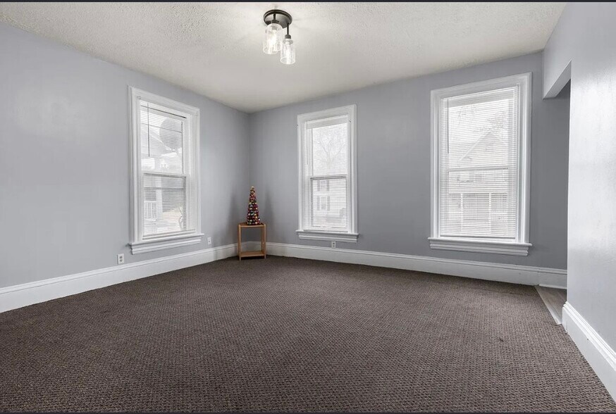 Building Photo - 223 Oakwood Ave
