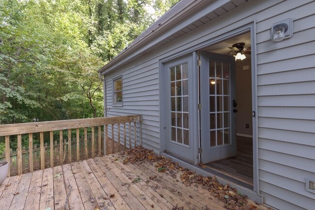 Building Photo - 3 Bed 2 Bath near Lake Jeanette