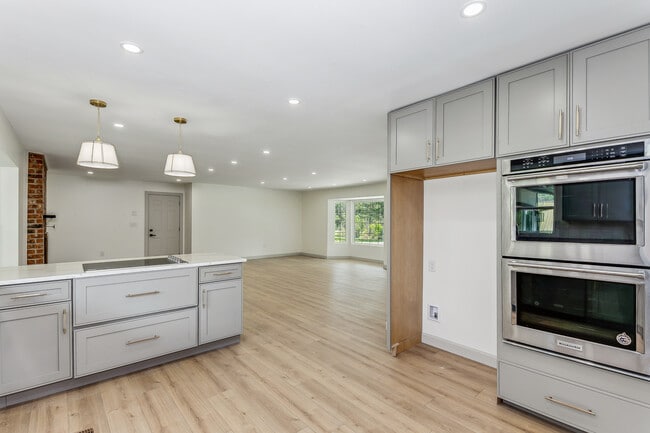 Building Photo - 2243 N Lynnwood Dr