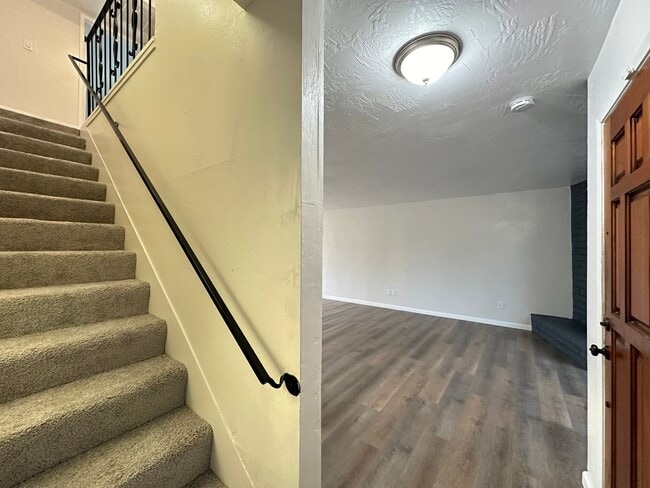 Building Photo - Upgraded Corner Townhouse - 2 bed/1.5 bath