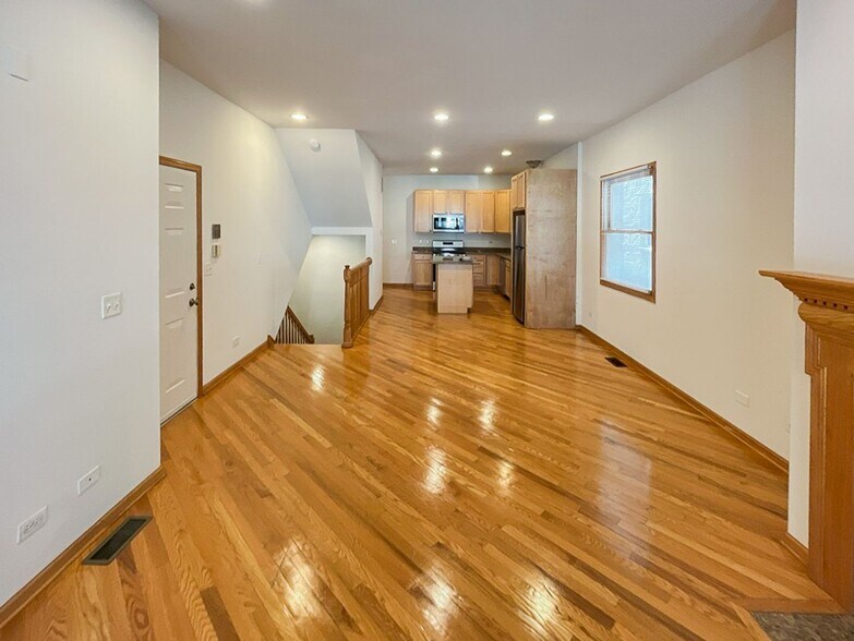 Building Photo - 1321 W Belmont Ave