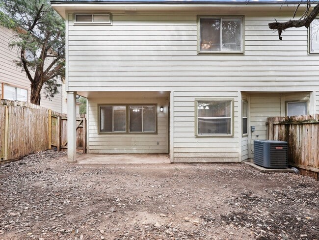 Building Photo - Stylish & Spacious 3-Bedroom Home Perfect for Students and Families