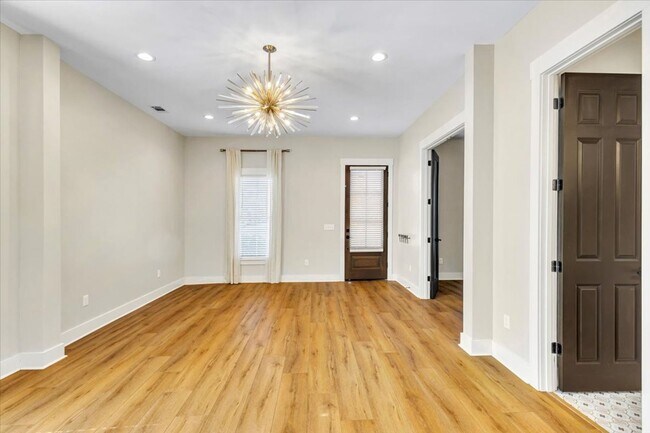 Building Photo - Downtown 4 bedroom home