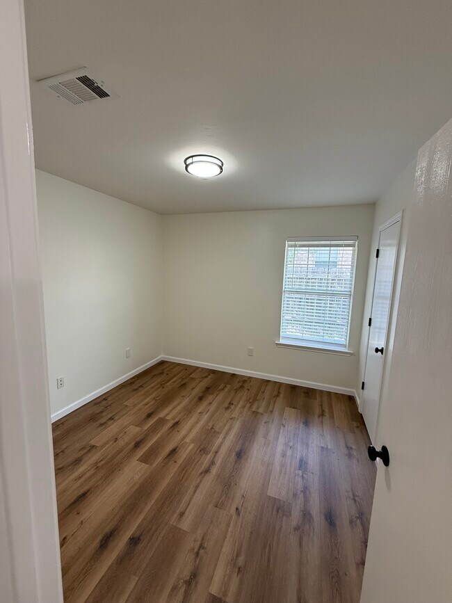 Building Photo - 501 Manhattan Dr
