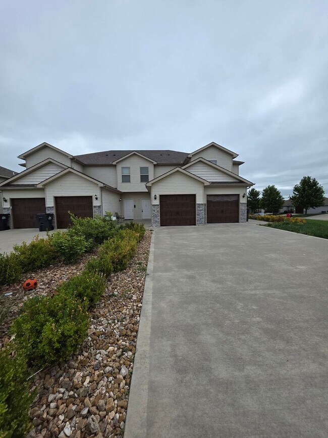 Building Photo - Coming Soon: Well-Maintained 2BR/2.5BA Townhome w/ Garage