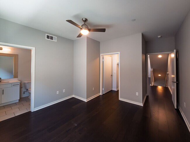 Building Photo - Luxury Townhome Centrally Located in Silver Lake!