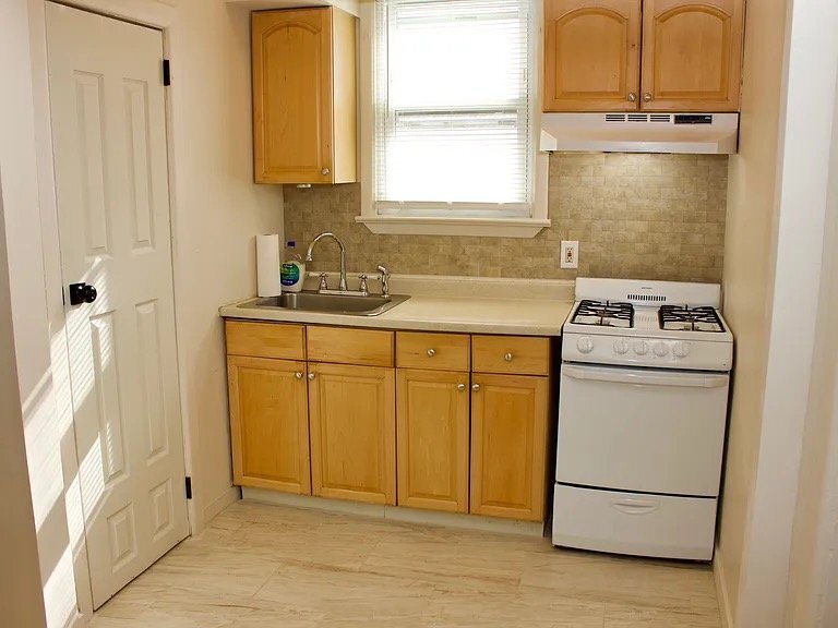 Building Photo - 202 1st St