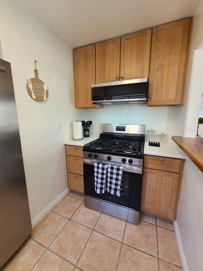 Building Photo - Charming 2 Bed 1 bath "fully furnished mon...