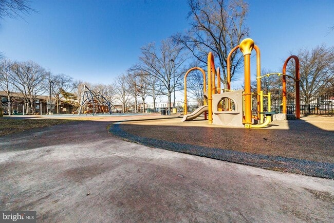 Building Photo - 117 R St NW