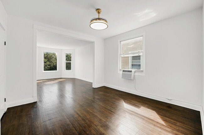 Building Photo - 3836 W Diversey Ave