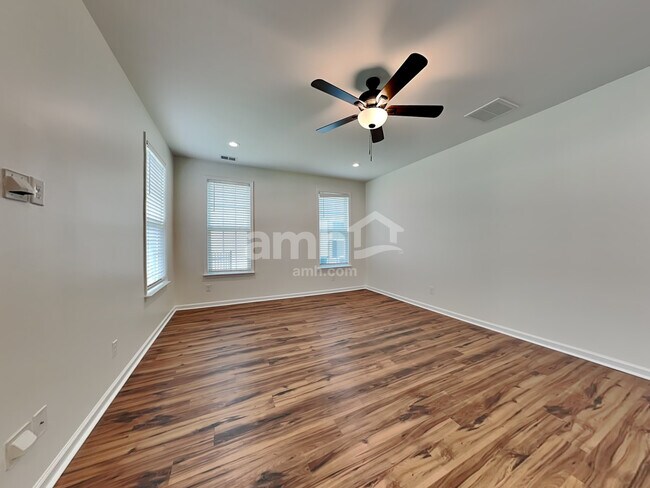 Building Photo - 128 Martello Rd