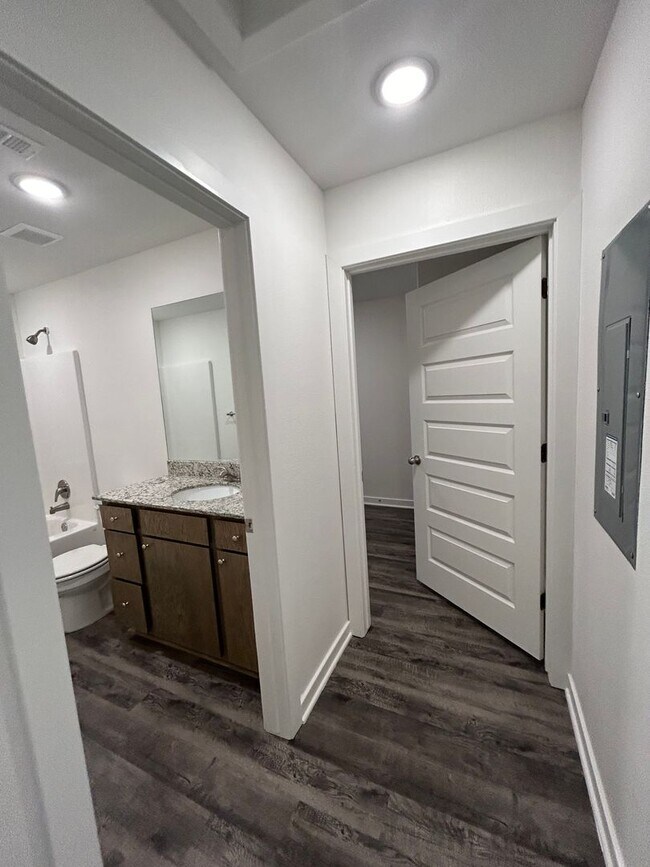 Building Photo - 636 Hidden Springs Dr