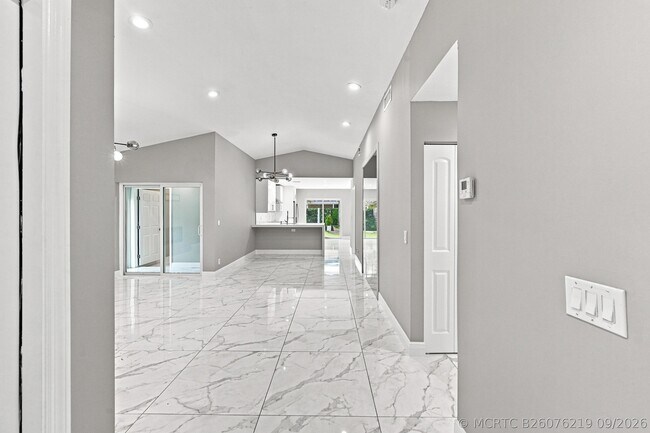 Building Photo - 372 W Riverbend Dr