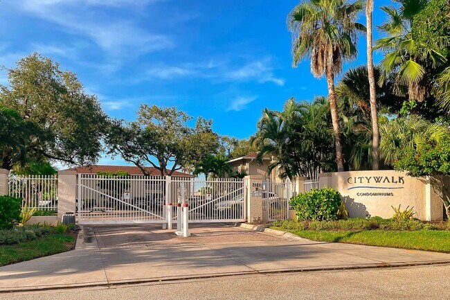 Building Photo - Conveniently located, furnished, 2 Bed, 2 ...