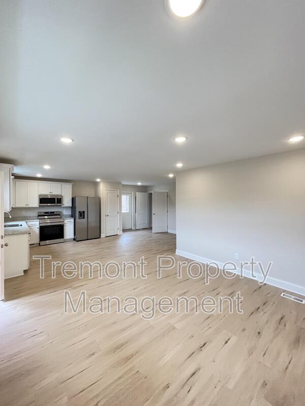 Building Photo - 307 W 42nd St