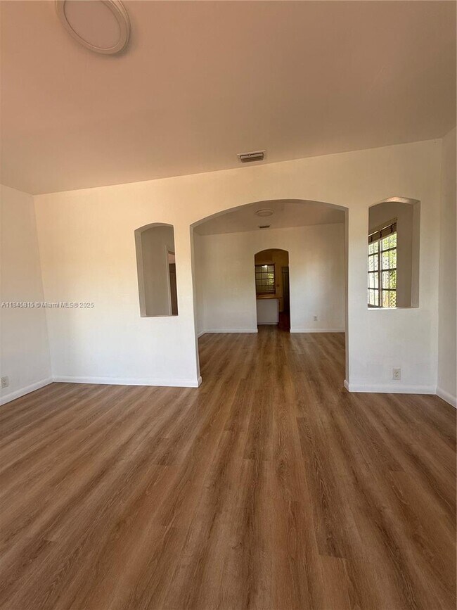 Building Photo - 1218 SW 11th Ave