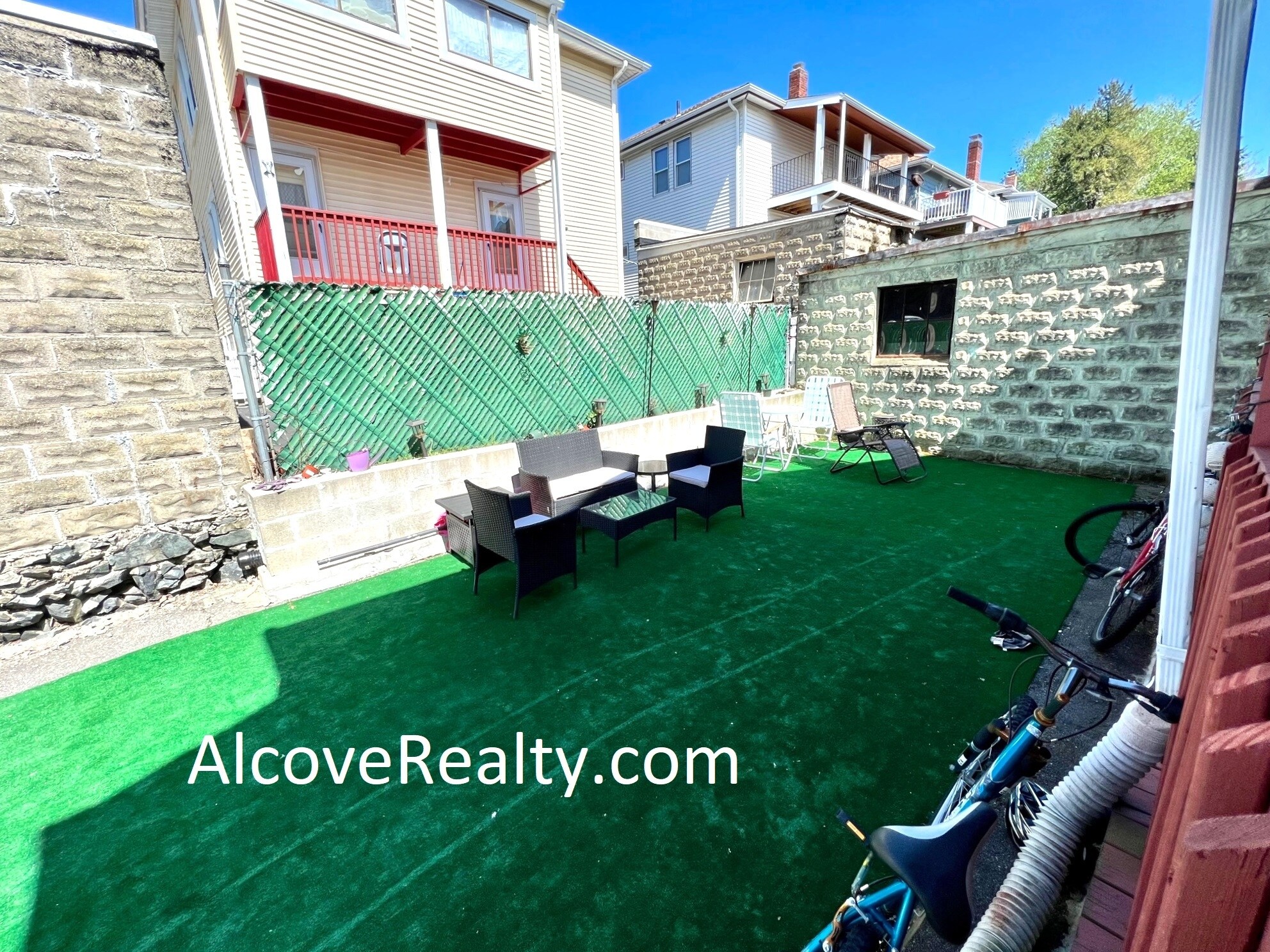 Building Photo - 39 Sterling St