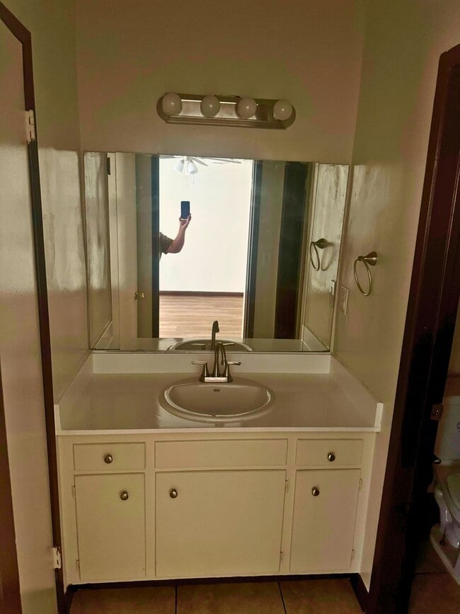 Building Photo - Cute Move-In Ready Studio Apartment