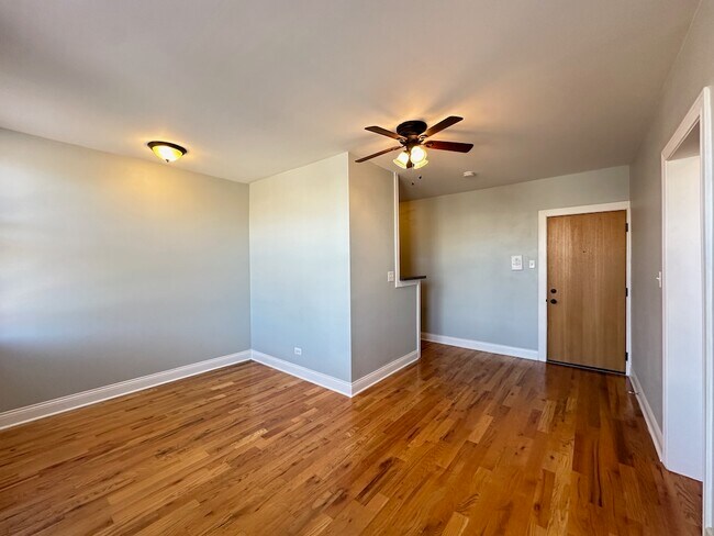 Building Photo - 823 W Diversey Pkwy