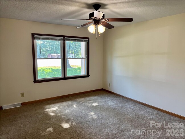 Building Photo - 128 Hillcrest Dr