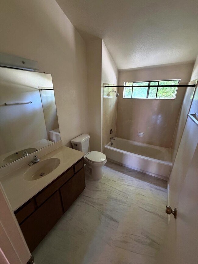 Building Photo - 1662 Parkside Dr