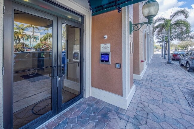 Building Photo - 511 Lucerne Ave