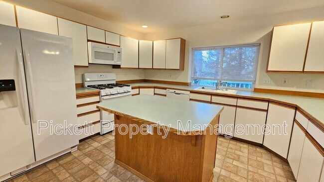 Building Photo - 12220 Ravena Pl NW