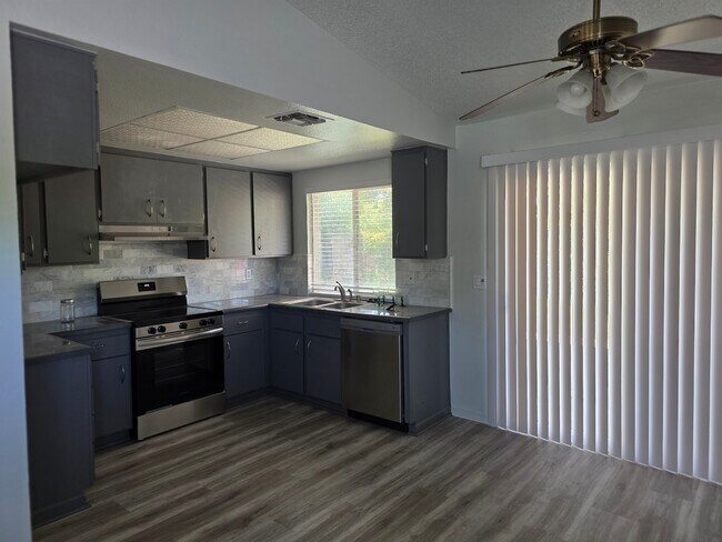 Building Photo - 4900 Earlcort Cir